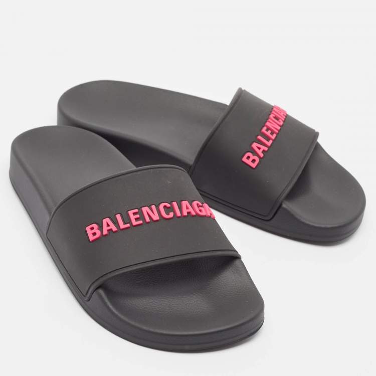 مملوكة مسبقًا Balenciaga Black Rubber Logo Embossed Pool Slides Size 36