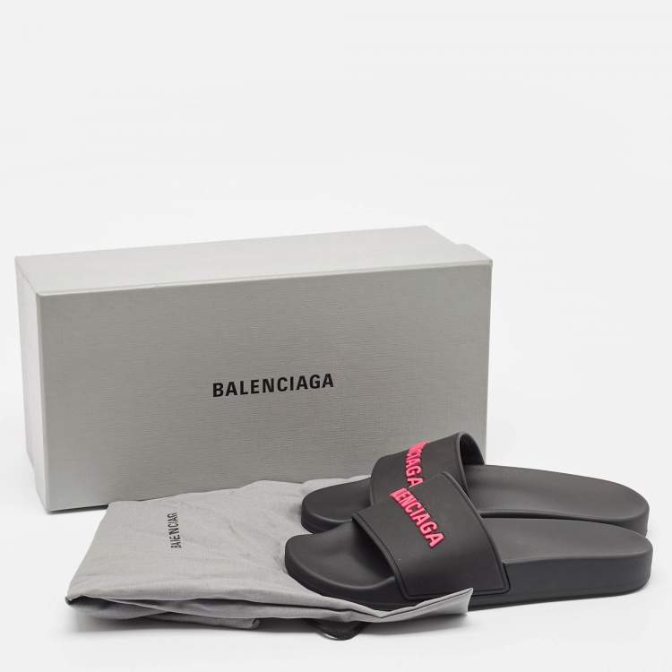 مملوكة مسبقًا Balenciaga Black Rubber Logo Embossed Pool Slides Size 36