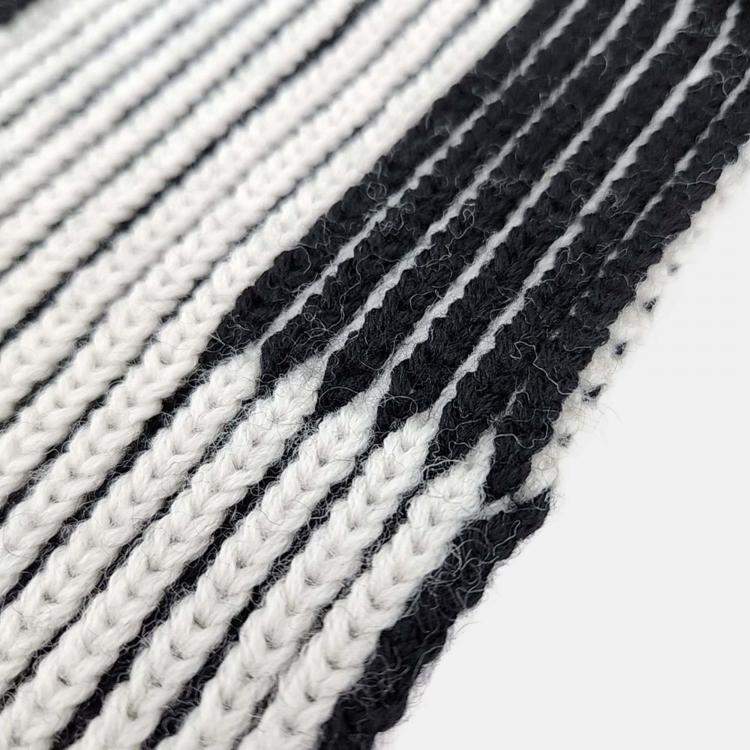 Pre Owned Balenciaga Black/White Wool Muffler