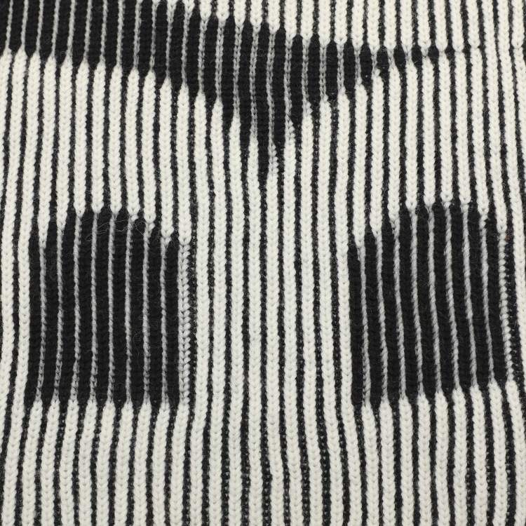 مملوكة مسبقًا Balenciaga Black/White Wool Muffler