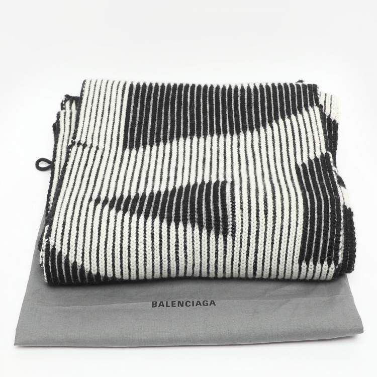 مملوكة مسبقًا Balenciaga Black/White Wool Muffler