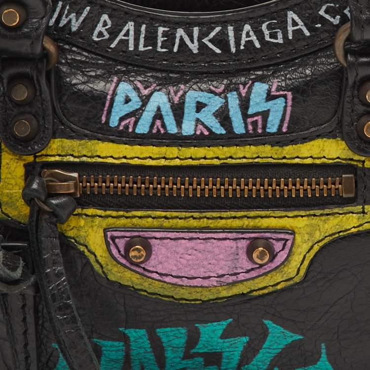 Pre Owned حقيبة كروس بالنسياغا كلاسيك سيتي نانو جلد أسود بطباعة الجرافيتي