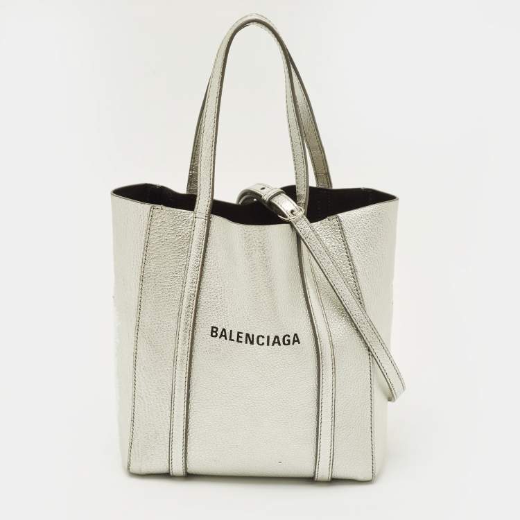 مملوكة مسبقًا Balenciaga Everyday XXS Silver Leather Tote