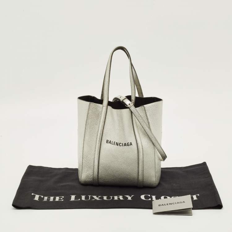 مملوكة مسبقًا Balenciaga Everyday XXS Silver Leather Tote