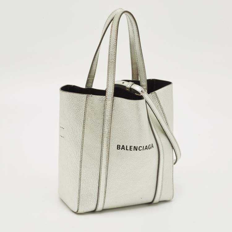 مملوكة مسبقًا Balenciaga Everyday XXS Silver Leather Tote