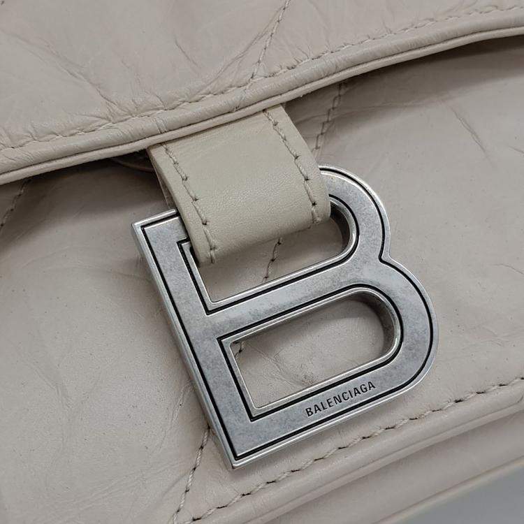 مملوكة مسبقًا Balenciaga Beige Leather Crush Chain Bag Medium (716393)