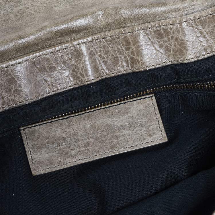 Pre Owned Balenciaga Dolma Leather RGH Folk Messenger Bag