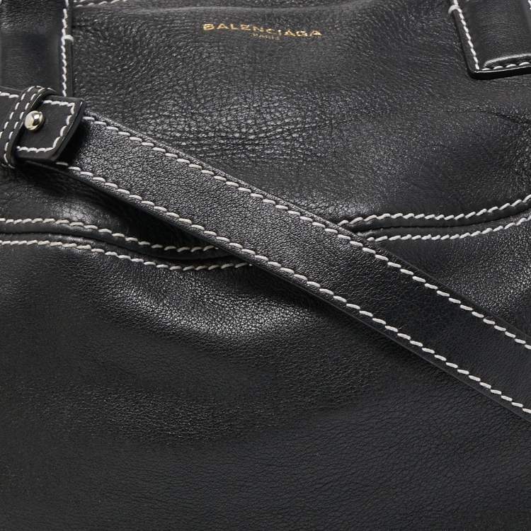 Pre Owned Balenciaga Black Leather Round Air Hobo