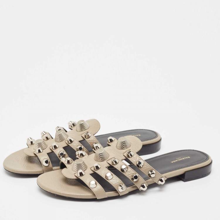 مملوكة مسبقًا Balenciaga Grey Leather Arena Studded Arena Flat Slides Size 40