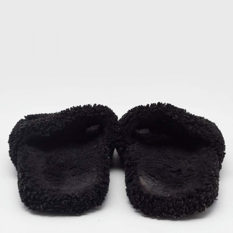 مملوكة مسبقًا Balenciaga Black Shearling Fur Flat Sandals Size 38