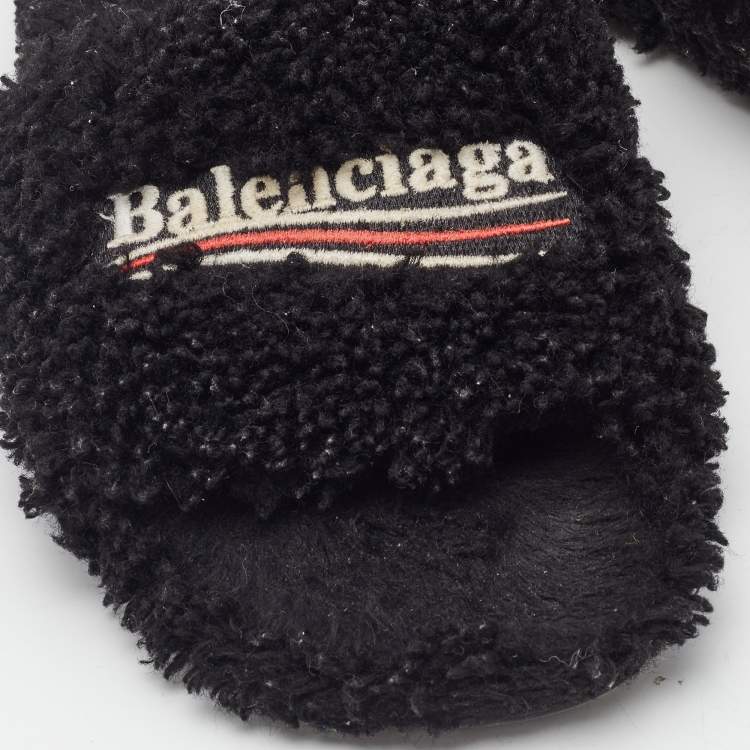 مملوكة مسبقًا Balenciaga Black Shearling Fur Flat Sandals Size 38