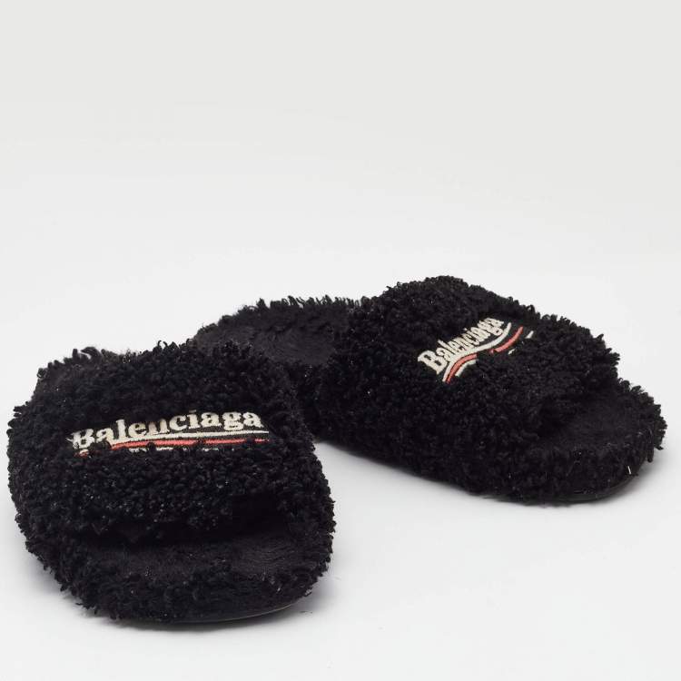مملوكة مسبقًا Balenciaga Black Shearling Fur Flat Sandals Size 38