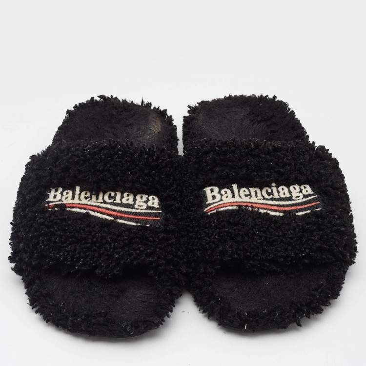 مملوكة مسبقًا Balenciaga Black Shearling Fur Flat Sandals Size 38