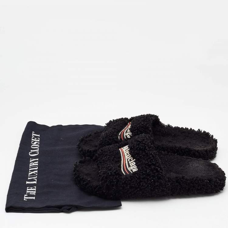 مملوكة مسبقًا Balenciaga Black Shearling Fur Flat Sandals Size 38