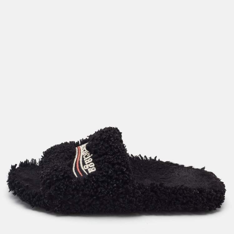 مملوكة مسبقًا Balenciaga Black Shearling Fur Flat Sandals Size 38