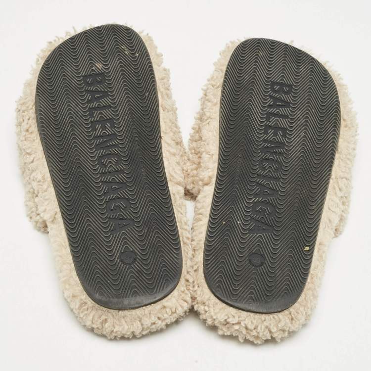 مملوكة مسبقًا Balenciaga Beige Shearling Fur Furry Slide Sandals Size 39