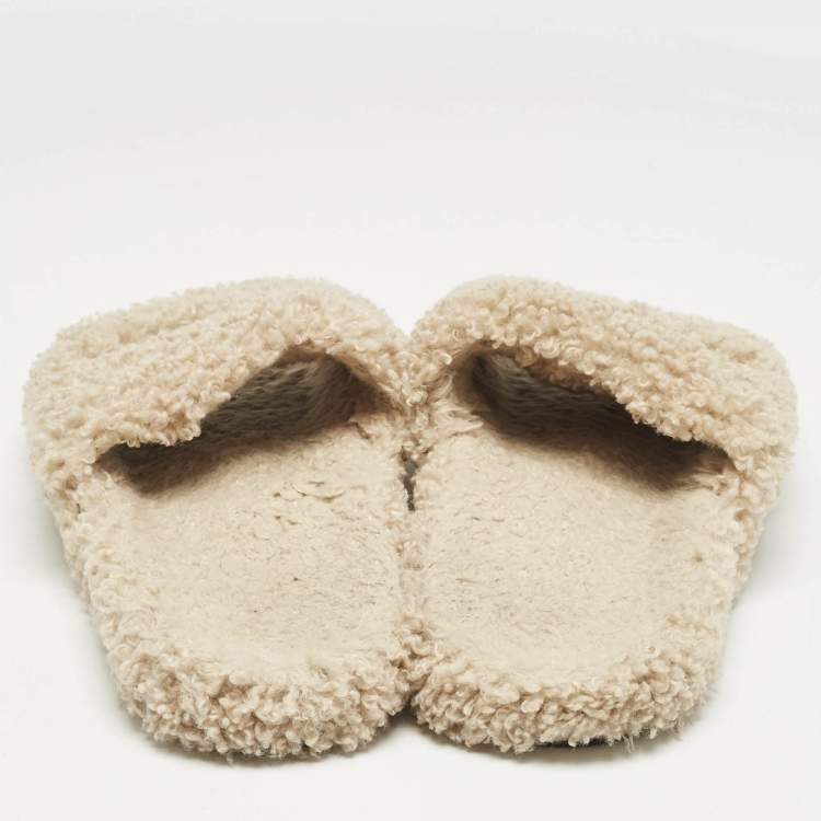 مملوكة مسبقًا Balenciaga Beige Shearling Fur Furry Slide Sandals Size 39