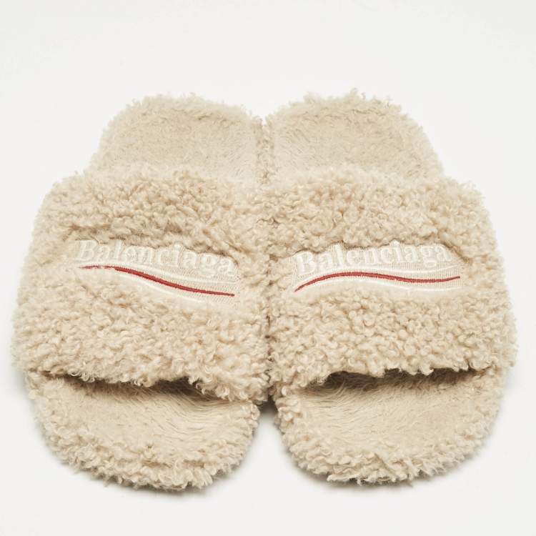 مملوكة مسبقًا Balenciaga Beige Shearling Fur Furry Slide Sandals Size 39