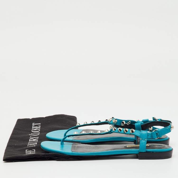 مملوكة مسبقًا Balenciaga Blue Leather Arena Studded T-Strap Flat Sandals Size 37.5