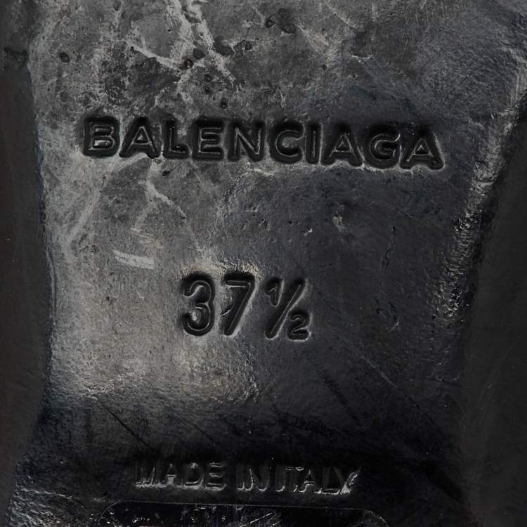 مملوكة مسبقًا Balenciaga Blue Leather Arena Studded T-Strap Flat Sandals Size 37.5