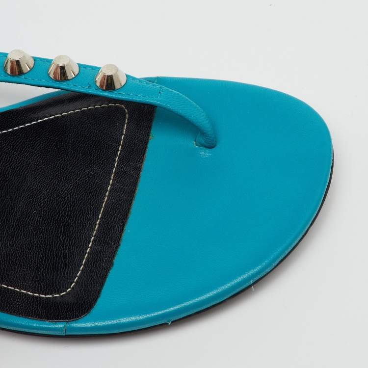 مملوكة مسبقًا Balenciaga Blue Leather Arena Studded T-Strap Flat Sandals Size 37.5