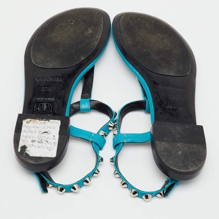 مملوكة مسبقًا Balenciaga Blue Leather Arena Studded T-Strap Flat Sandals Size 37.5
