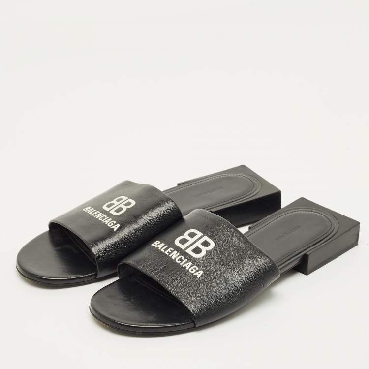 Pre Owned شبشب مسطح جلد أسود بشعار بالنسياغا مقاس 36