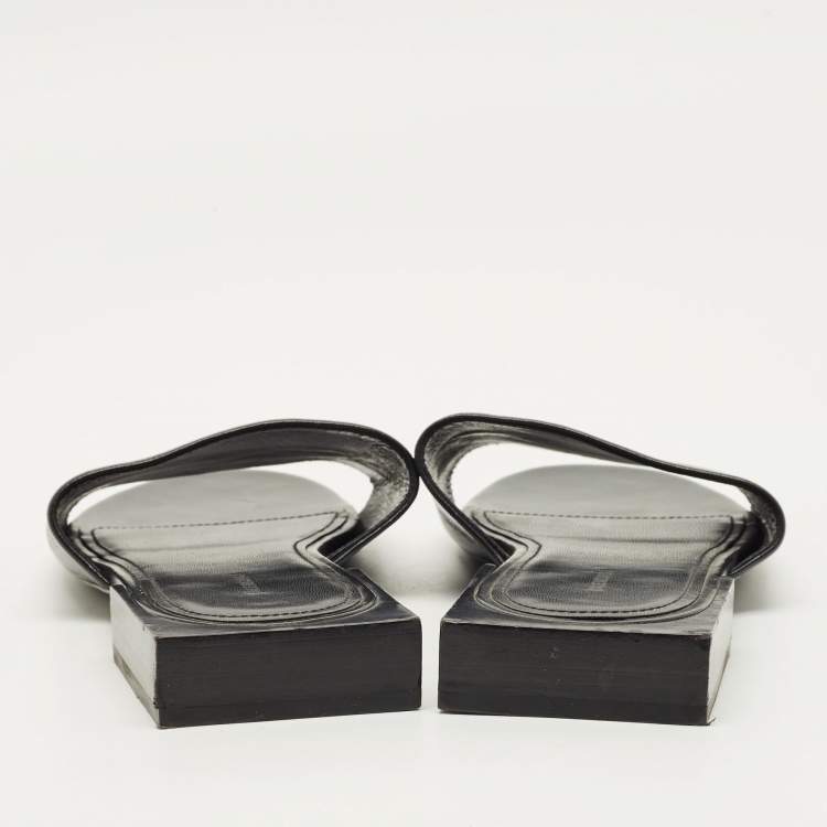 Pre Owned شبشب مسطح جلد أسود بشعار بالنسياغا مقاس 36