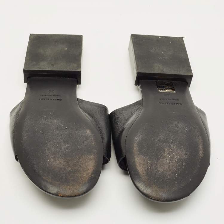 Pre Owned شبشب مسطح جلد أسود بشعار بالنسياغا مقاس 36