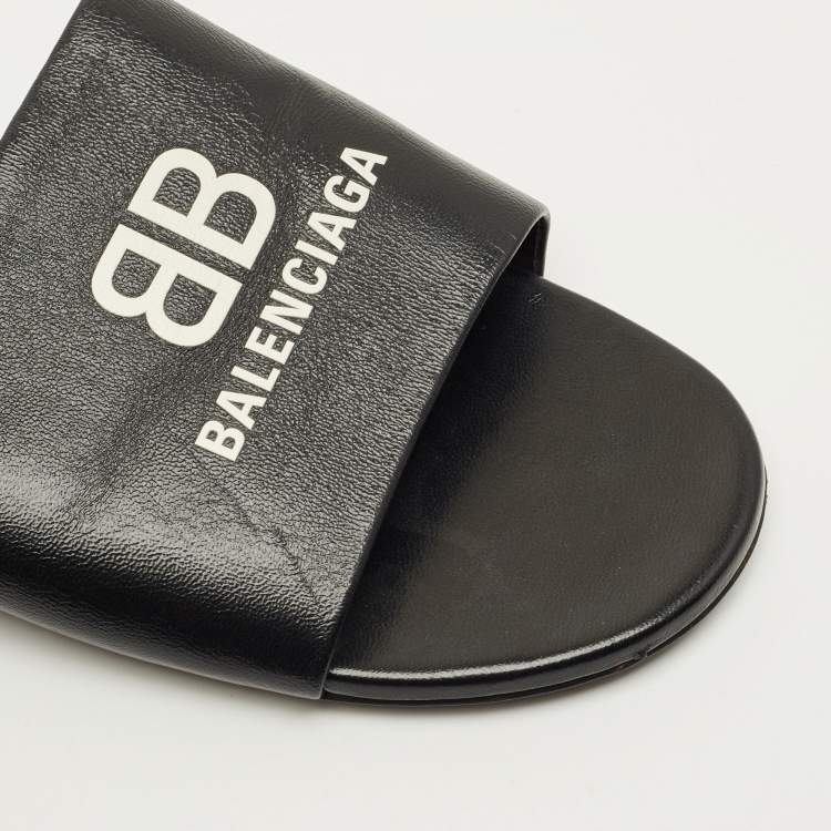 Pre Owned شبشب مسطح جلد أسود بشعار بالنسياغا مقاس 36