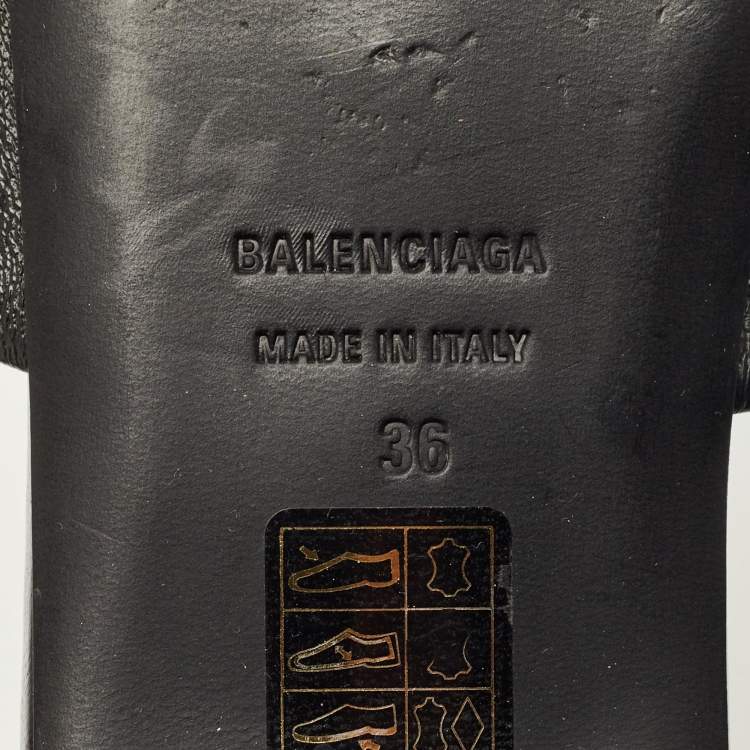 Pre Owned شبشب مسطح جلد أسود بشعار بالنسياغا مقاس 36