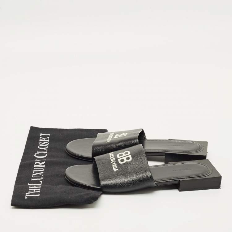 Pre Owned شبشب مسطح جلد أسود بشعار بالنسياغا مقاس 36