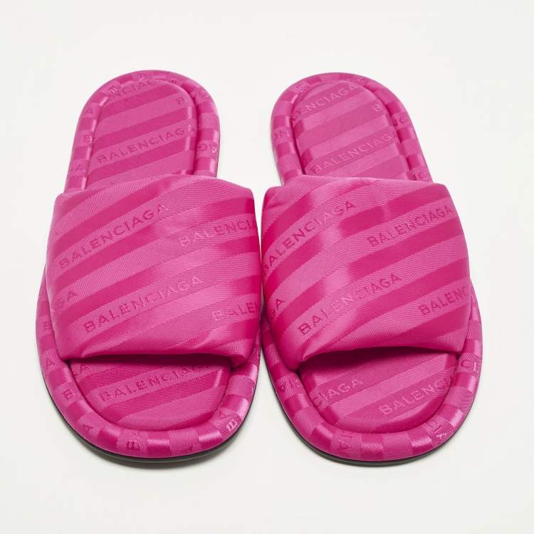 مملوكة مسبقًا صندل سلايد فلات بالنسياغا قماش وردي فندق مقاس 39