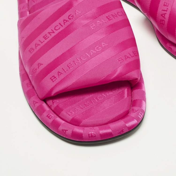 مملوكة مسبقًا صندل سلايد فلات بالنسياغا قماش وردي فندق مقاس 39