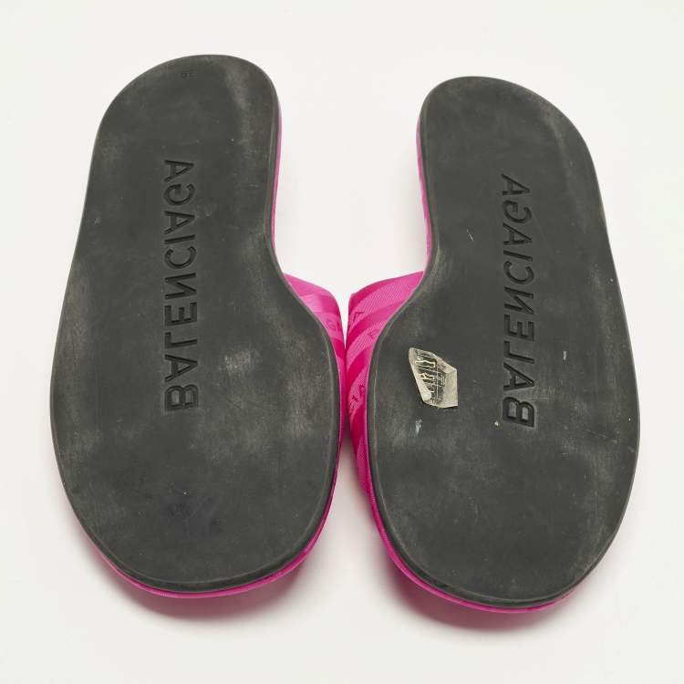 مملوكة مسبقًا صندل سلايد فلات بالنسياغا قماش وردي فندق مقاس 39