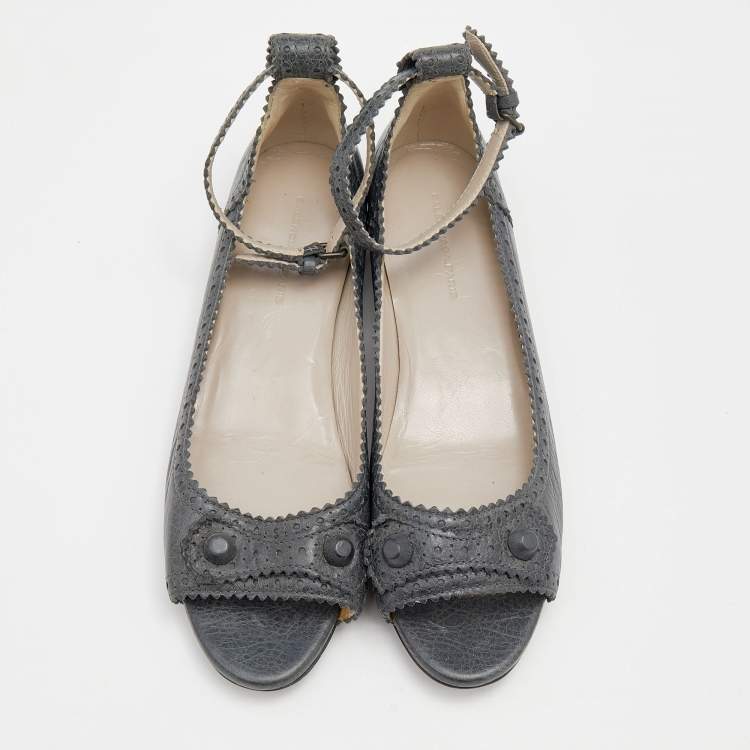 مملوكة مسبقًا Balenciaga Grey Leather Ankle Strap Ballerina Flats Size 37