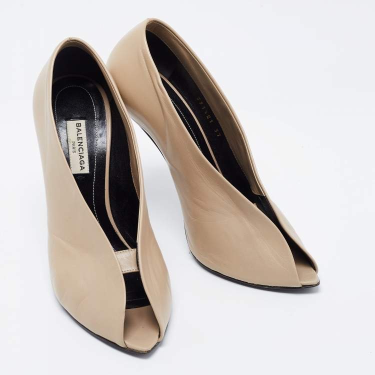 مملوكة مسبقًا Balenciaga Beige Leather Split Vamp Booties Size 37