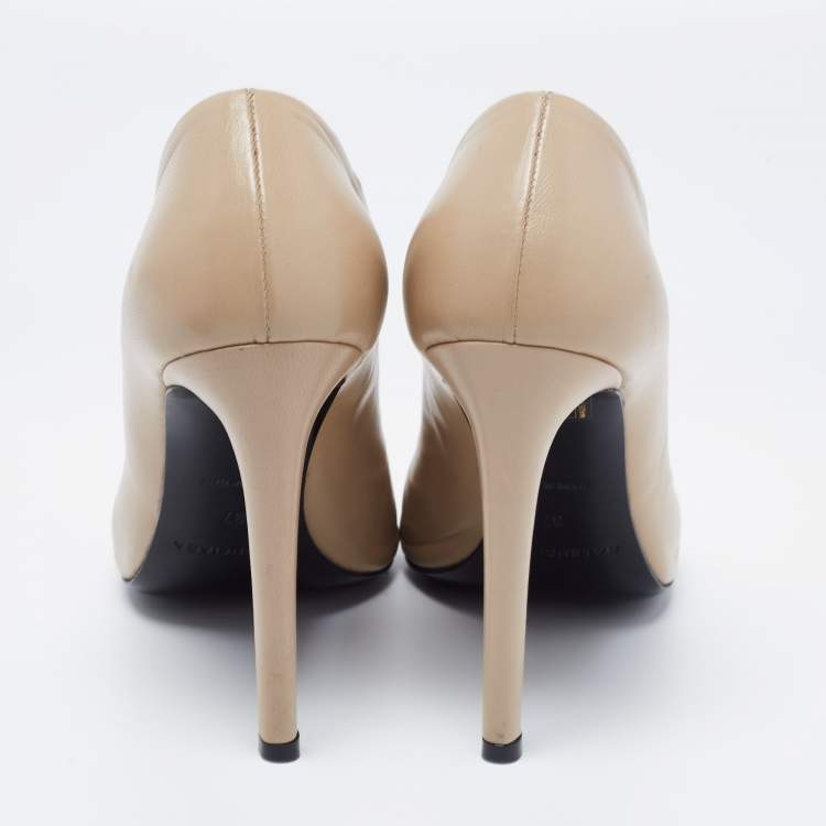 مملوكة مسبقًا Balenciaga Beige Leather Split Vamp Booties Size 37