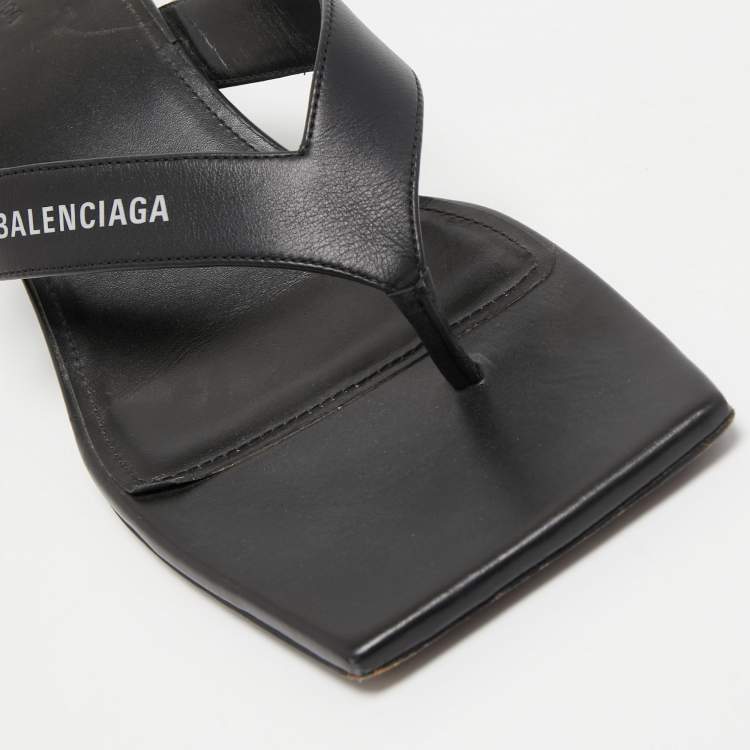 مملوكة مسبقًا Balenciaga Black Leather Square Toe Thong Slide Sandals Size 39