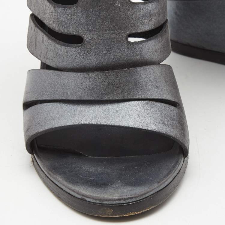 مملوكة مسبقًا Balenciaga Grey Leather Wedge Ankle Strap Sandals Size 40