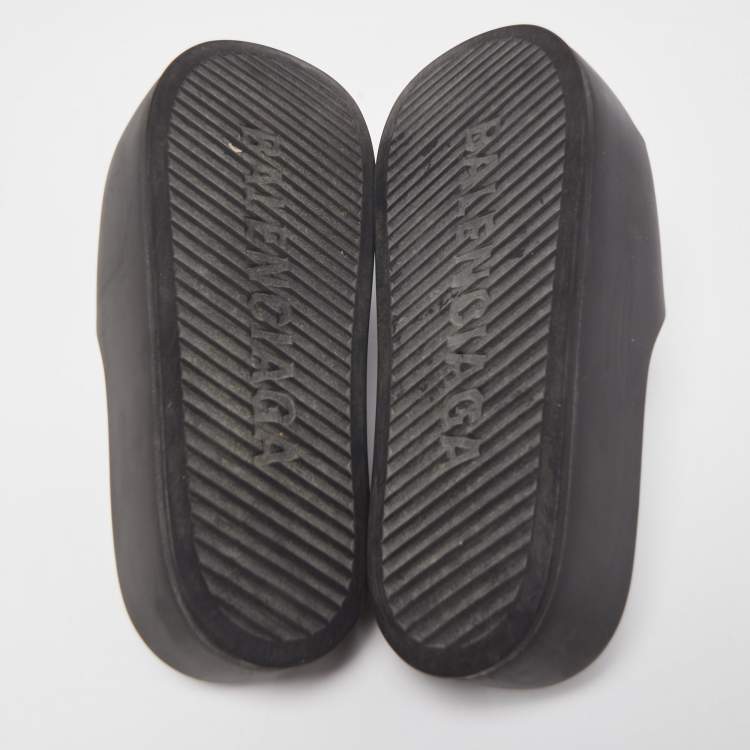 مملوكة مسبقًا Balenciaga Black Rubber Slide Flats Size 40