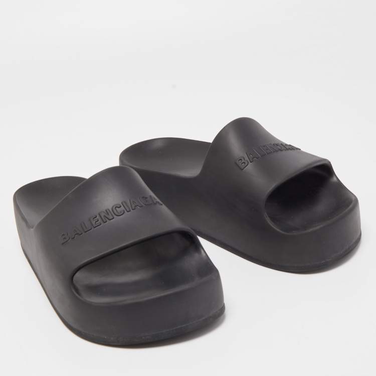 مملوكة مسبقًا Balenciaga Black Rubber Slide Flats Size 40