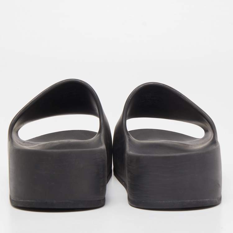 مملوكة مسبقًا Balenciaga Black Rubber Slide Flats Size 40