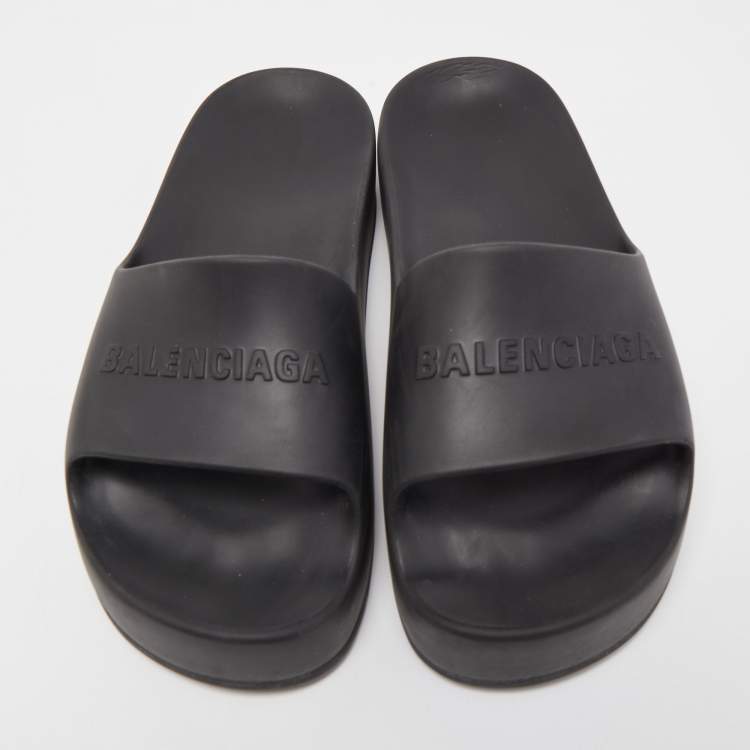 مملوكة مسبقًا Balenciaga Black Rubber Slide Flats Size 40