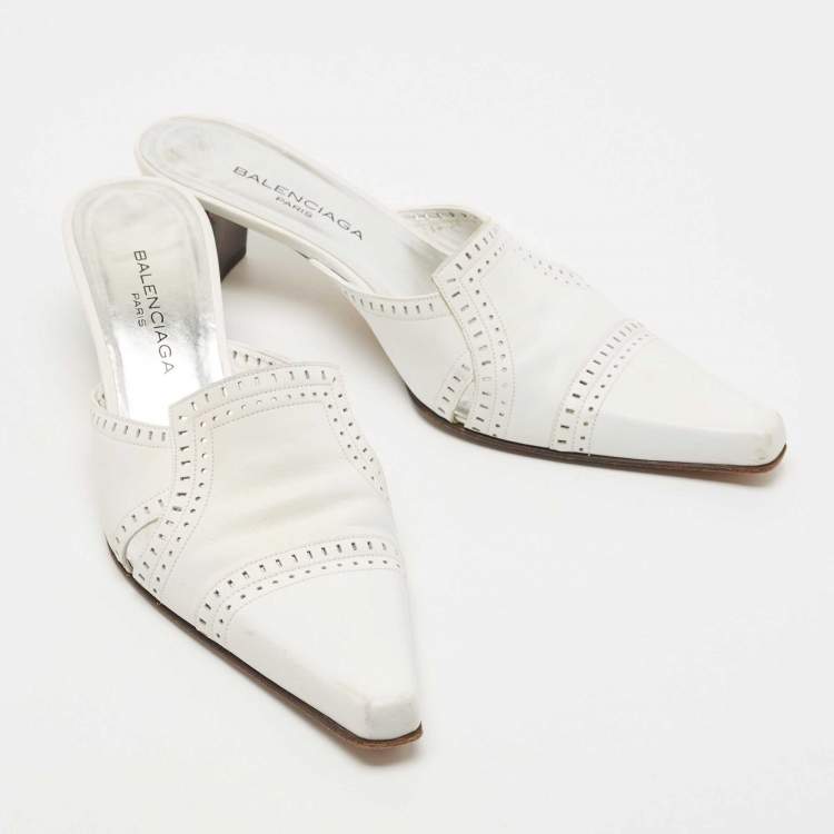 مملوكة مسبقًا Balenciaga White Leather Mule Sandals Size 38