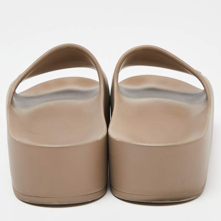 Pre Owned Balenciaga Beige Rubber Mono Platform Slides Size 36