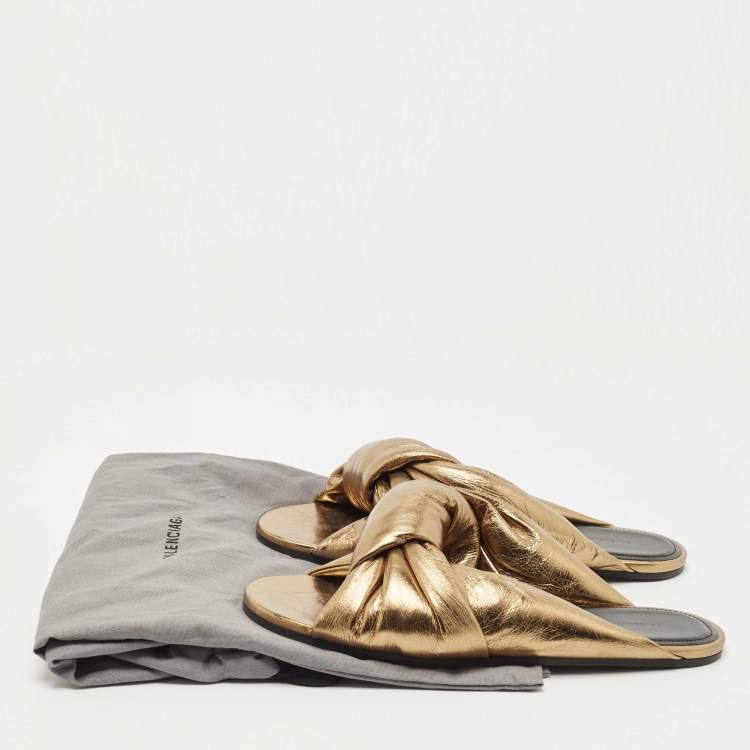 مملوكة مسبقًا Balenciaga Gold Leather  Flat Slides Size 38