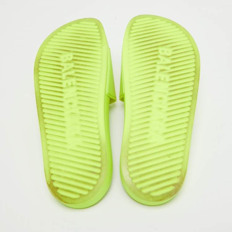 مملوكة مسبقًا Balenciaga Light Green Rubber Pool Slide Flats Size 40