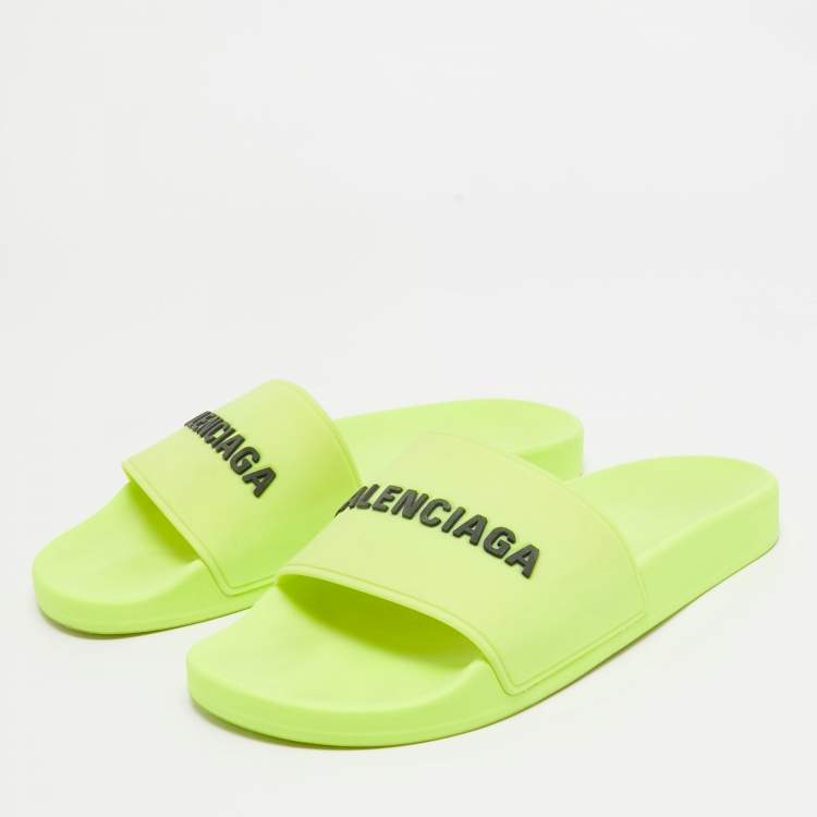 مملوكة مسبقًا Balenciaga Light Green Rubber Pool Slide Flats Size 40