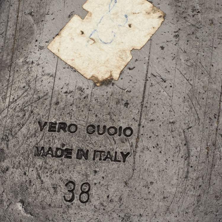 مملوكة مسبقًا Balmain Size 38 Red Suede and Leather Logo Embossed Ankle Strap Pumps